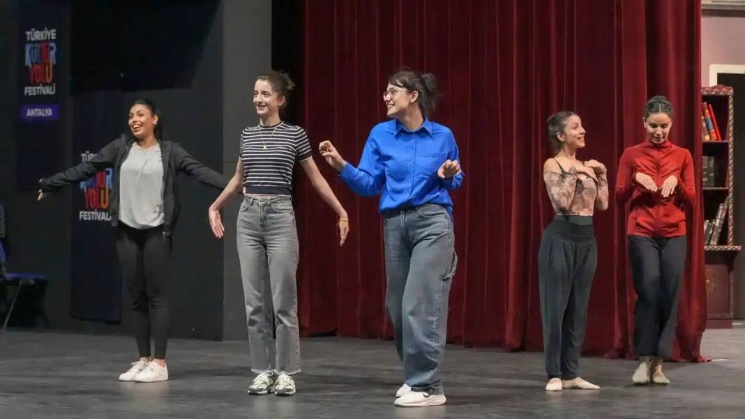 Antalya DOB’dan Dünya Prömiyeri: Miniklerden ‘Dino Ormanı’ Müzikali! 3